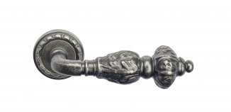 VNZ088 Дверная ручка на круглой розетке VENEZIA LUCRECIA D2 античное серебро классика латунь Италия