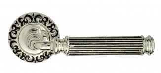 VNZ3014 Дверная ручка на круглой розетке VENEZIA MOSCA D4 натуральное серебро/черный  классика латун
