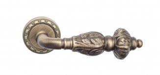 VNZ089 Дверная ручка на круглой розетке VENEZIA LUCRECIA D2 матовая бронза классика латунь Италия
