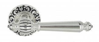 VNZ1381 Дверная ручка на круглой розетке VENEZIA PELLESTRINA D4 натуральное серебро/черный  классика