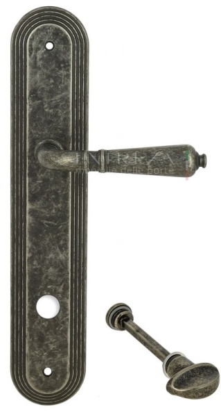 123771 Дверная ручка на планке PL05 EXTREZA PETRA 304 WC античное серебро F45 классика многослойное 