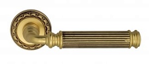 VNZ3002 Дверная ручка на круглой розетке VENEZIA MOSCA D2 французское золото/коричневый классика лат