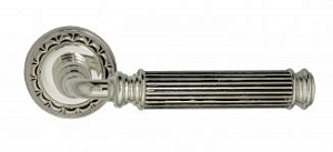 VNZ2998 Дверная ручка на круглой розетке VENEZIA MOSCA D2 натуральное серебро/черный  классика латун