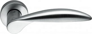 CLB197 Дверная ручка на круглой розетке COLOMBO Wing DB31RSB-CM матовый хром модерн многослойное гал