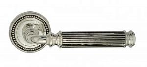 VNZ3006 Дверная ручка на круглой розетке VENEZIA MOSCA D3 натуральное серебро/черный  классика латун