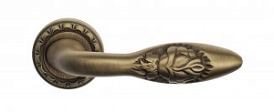 VNZ011 Дверная ручка на круглой розетке VENEZIA CASANOVA D2 матовая бронза классика латунь Италия