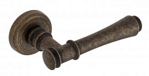 VNZ3211 Дверная ручка на круглой розетке VENEZIA CALLISTO D1 античная бронза классика латунь Италия